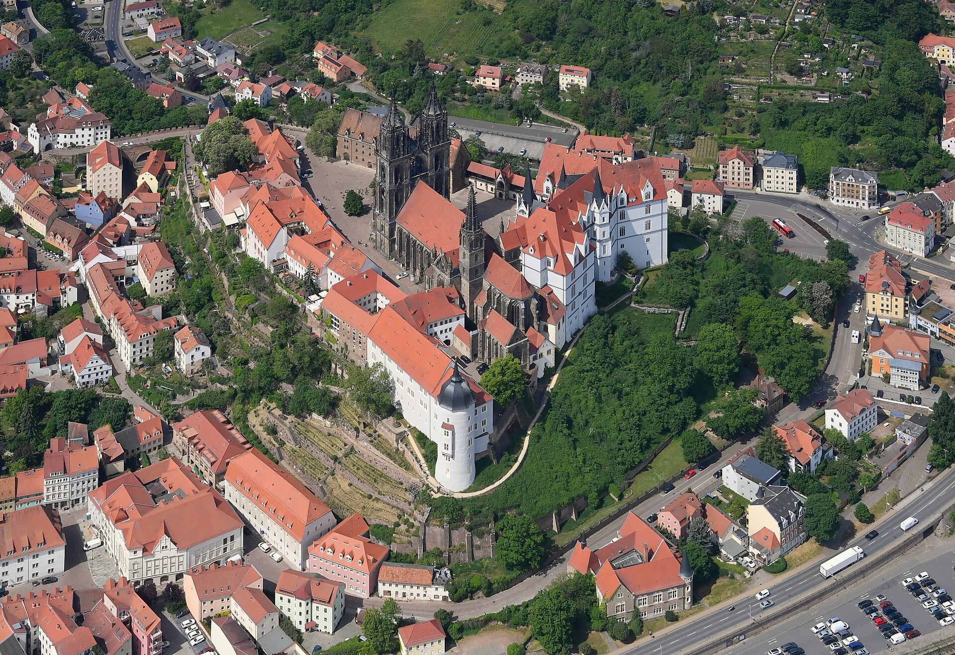Luftbild des Burgbergs in Meißen mit Albrechtsburg und Dom