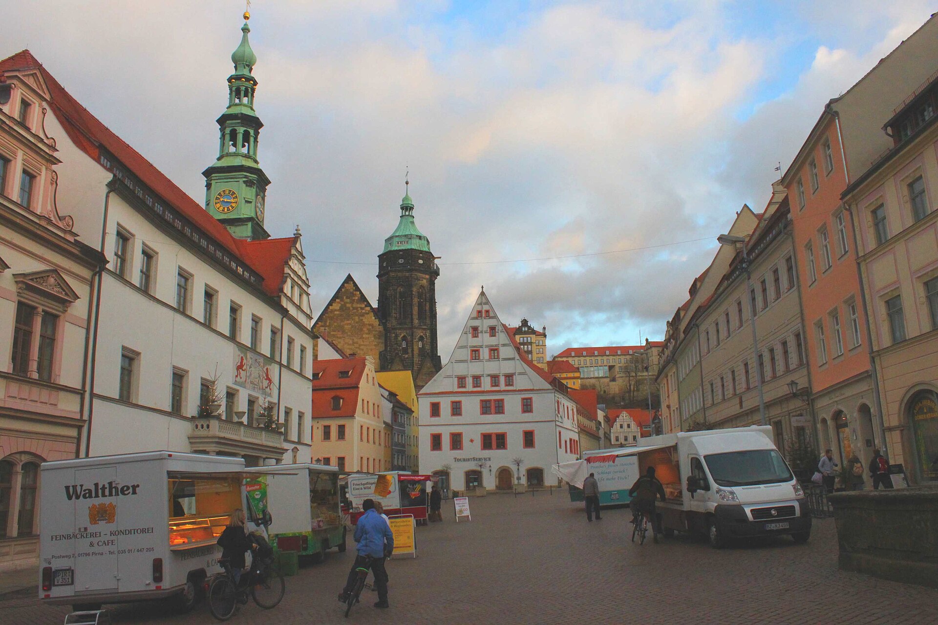 Foto des Marktplatzes in Pirna mit der Stadtkirche St. Marien